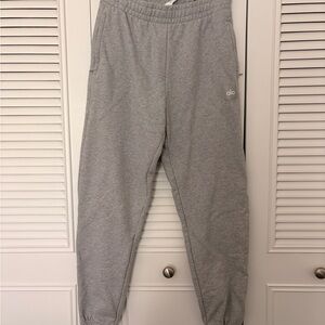 ALO Yoga Cuffed Renown Heavy Weight Sweatpant in Athletic Heather Grey
